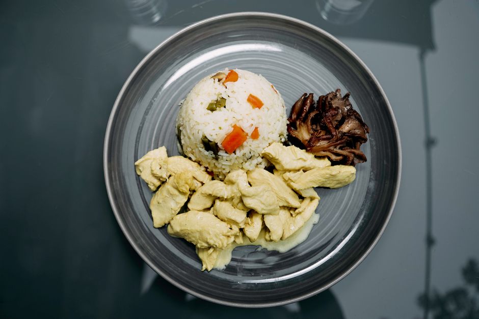 Arroz con pollo en lékue