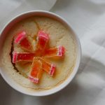 Bizcocho en taza de chocolate en Lékué